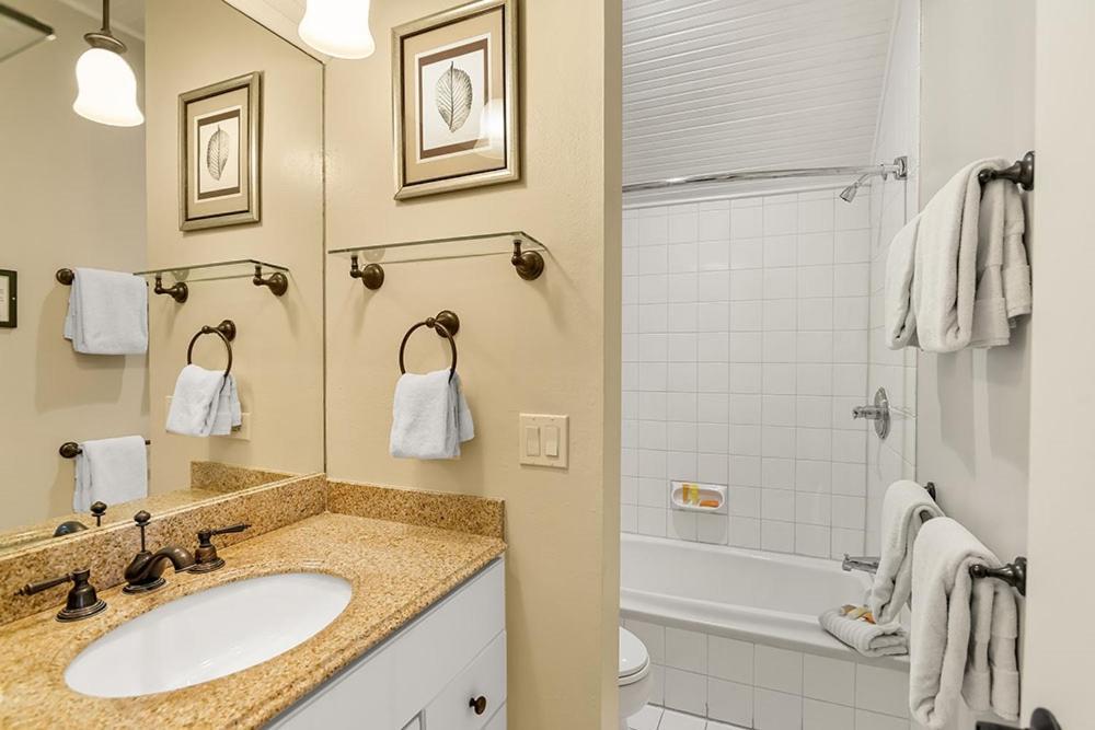 Independence Square 213, Spacious Hotel Room With 2 Queen Beds, Wet Bar, And Sitting Area Аспън Екстериор снимка