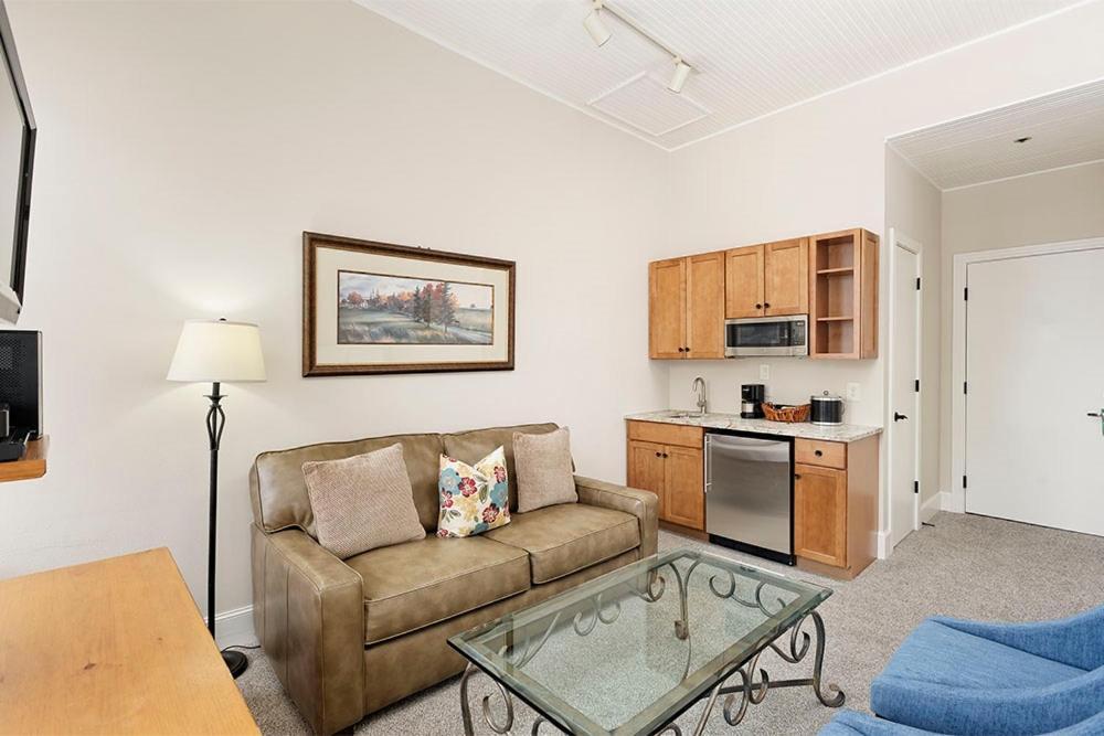 Independence Square 213, Spacious Hotel Room With 2 Queen Beds, Wet Bar, And Sitting Area Аспън Екстериор снимка