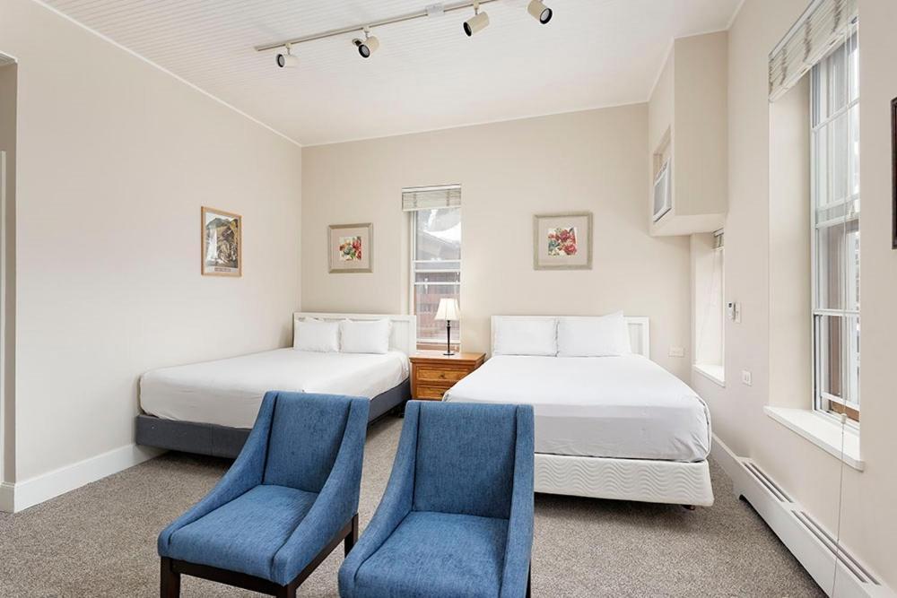 Independence Square 213, Spacious Hotel Room With 2 Queen Beds, Wet Bar, And Sitting Area Аспън Екстериор снимка